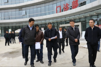 2019年12月17日，成都市卫生健康委员会党组书记、主任谢强到精医中心关心建设情况。