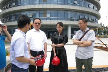 2018年5月17日，院本部邓绍平院长到精医中心装修项目现场调研。