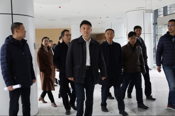 2019年12月17日，温江区政府党组书记、区长马烈红到精医中心关心建设情况。