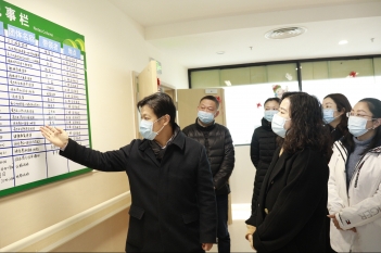 2021年12月28日，温江区人民政府副区长赵霜一行来中心调研疫情防控和安全生产工作。